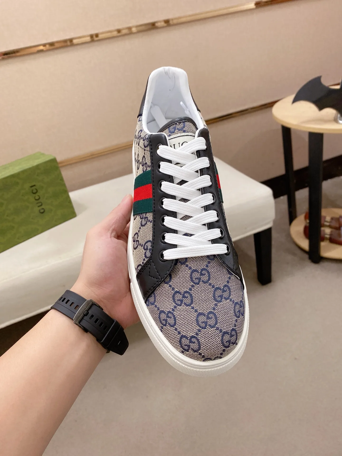 Factory price: 460💰 (GUCCI) The latest model from the official website 🎁🎁Casual and fashionable men's shoes👟, hot style 💥The version is simple and elegant, exclusive for trendy men. Unique official website latest brand elements 👑Gucci original decoration, fashionable and generous, the fabric is original cowhide ✅sheepskin lining, the official website specifies wear-resistant casual outsole, the classic model is taken in kind at the counter🎬38-44 (45 is not returned or exchanged)